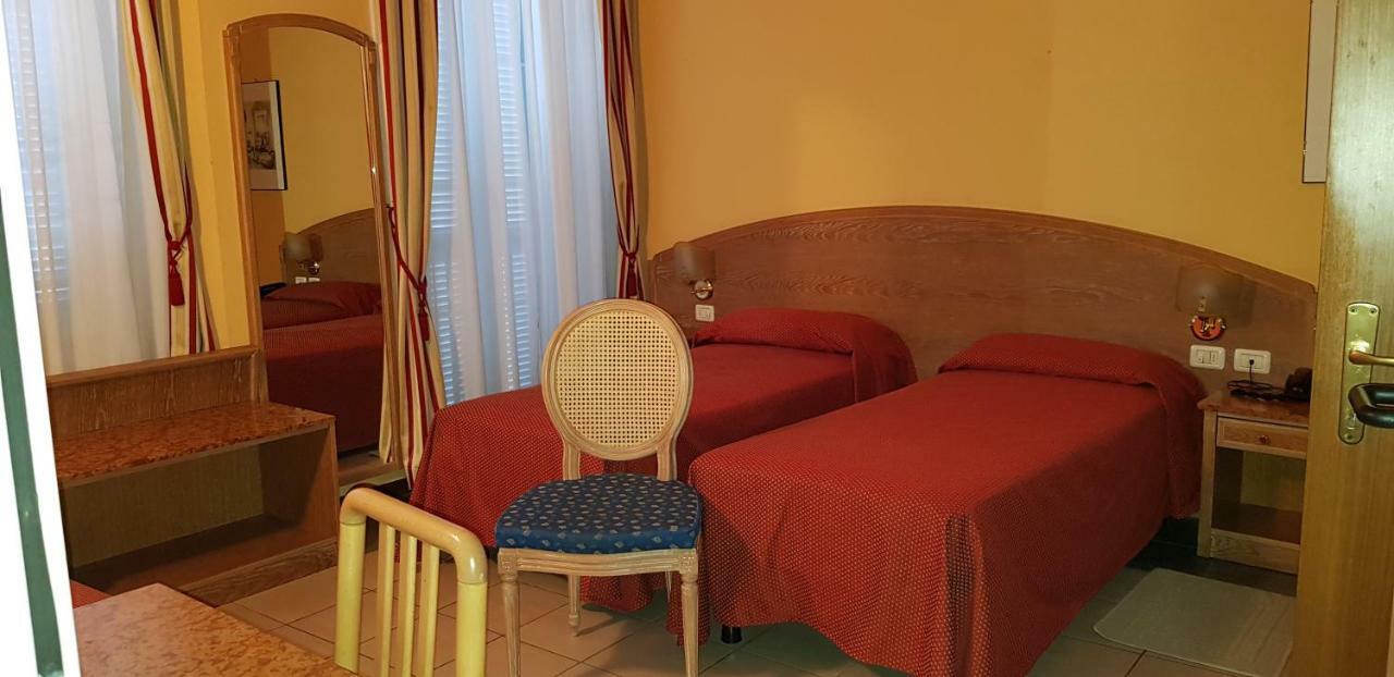 Hotel La Cupola Novara Bagian luar foto