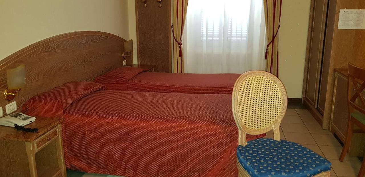 Hotel La Cupola Novara Bagian luar foto