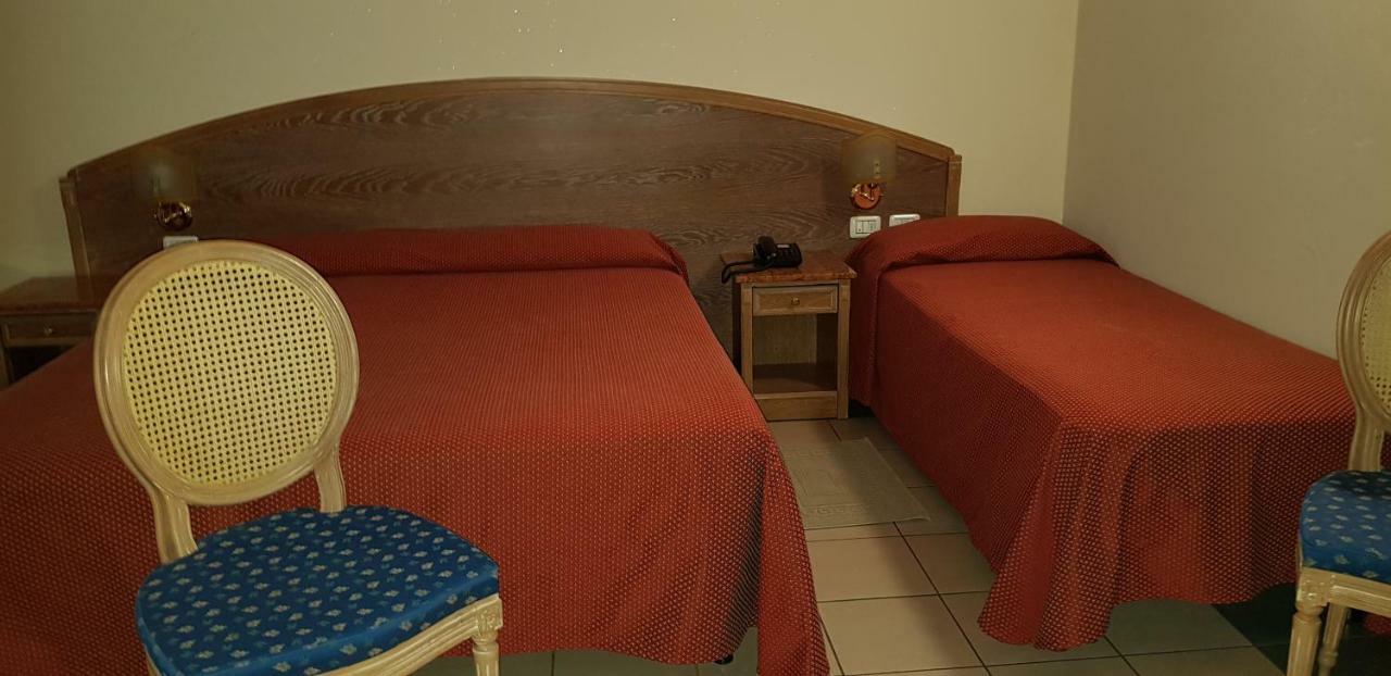 Hotel La Cupola Novara Bagian luar foto
